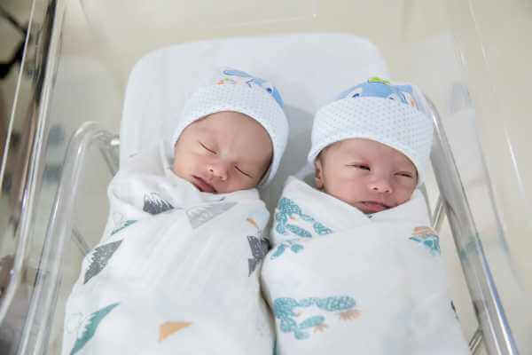 Can Twins Sleep in the Same Crib